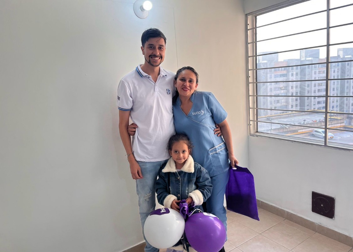 Familia feliz en su nuevo hogar