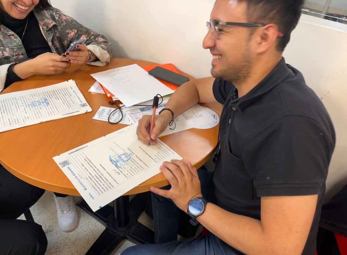 Cliente firmando el contrato de su nueva propiedad