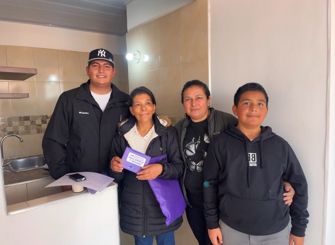 Familia feliz en su nuevo apartamento